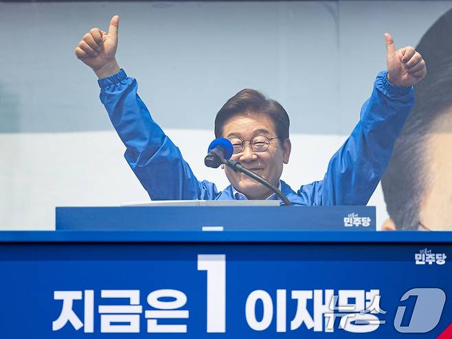 이재명 더불어민주당 대통령 후보가 30일 오후 강원 춘천시 근화동 춘천역 광장에서 열린 집중유세에서 시민들에게 지지를 호소하고 있다. 2025.5.30/뉴스1 ⓒ News1 이재명 기자