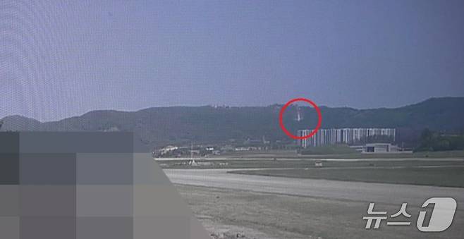 29일 경북 포항시 남구 동해면 야산에 훈련 중이던 해군 P-3 해상초계기가 곤두박질치고 있다. (해군 제공)