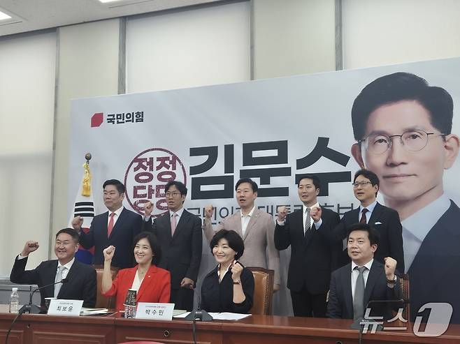 30일 국회 본관에서 열린 '디지털자산 업계 정책 간담회' 참석자들이 기념 촬영을 하고 있다.2025.5.30./뉴스1