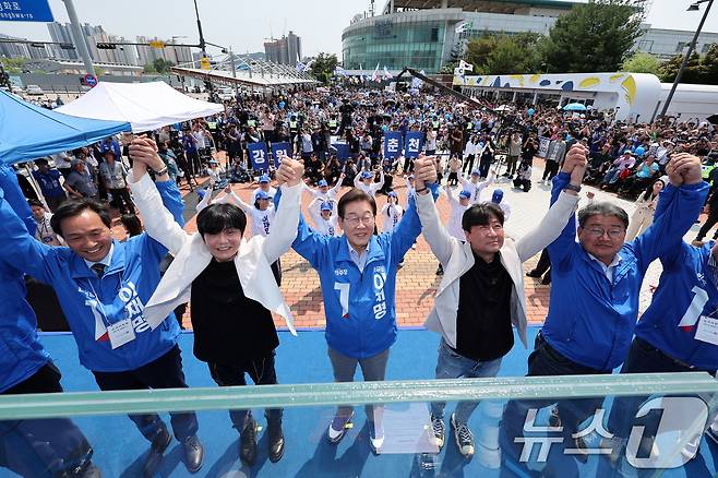 이재명 더불어민주당 대통령 후보가 30일 오후 강원 춘천시 근화동 춘천역 광장에서 열린 집중유세에서 손을 맞잡고 기념촬영을 하고 있다. (공동취재) 2025.5.30/뉴스1 ⓒ News1 이재명 기자