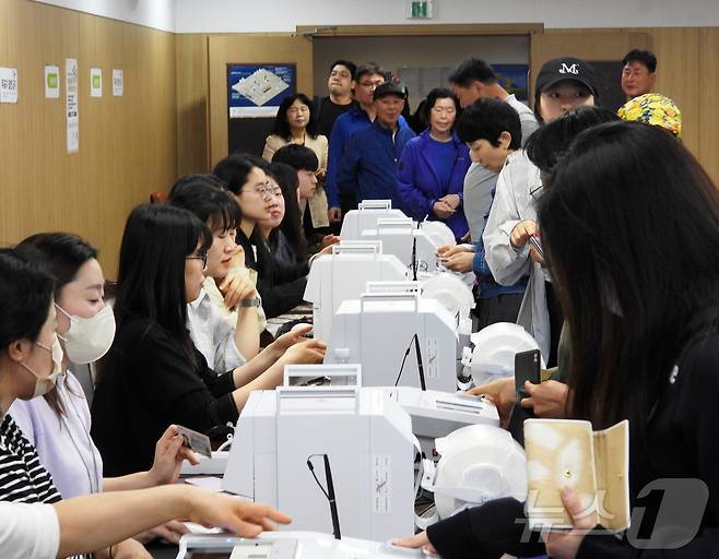 사전투표 첫날인 29일 오전 제주시 연동 사전투표소인 제주도의회 의원회관 대회의실에서 유권자들이 투표 준비를 하고 있다. 2025.5.29/뉴스1 ⓒ News1 오미란 기자