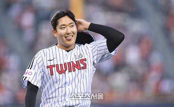 LG 선발투수 손주영이 29일 서울 잠실구장에서 열린 2025 KBO리그 한화와 경기 3회초 2사1루 상대 플로리얼을 중견수 플라이 아웃으로 처리한 후 덕아웃으로 들어오고 있다. 잠실 | 최승섭기자 thunder@sportsseoul.com