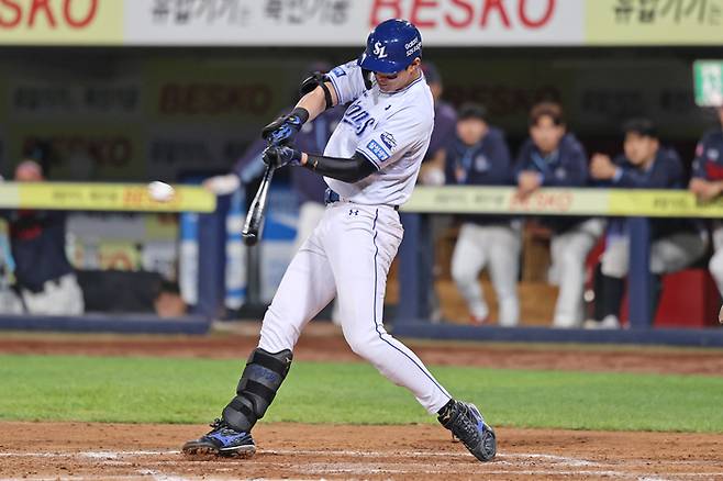 삼성 구자욱이 29일 대구삼성라이온즈파크에서 열린 2025 KBO리그 롯데전에서 6회말 적시타를 때리고 있다. 이 안타로 통산 2500루타를 달성했다. 역대 43번째다. 사진 | 삼성 라이온즈