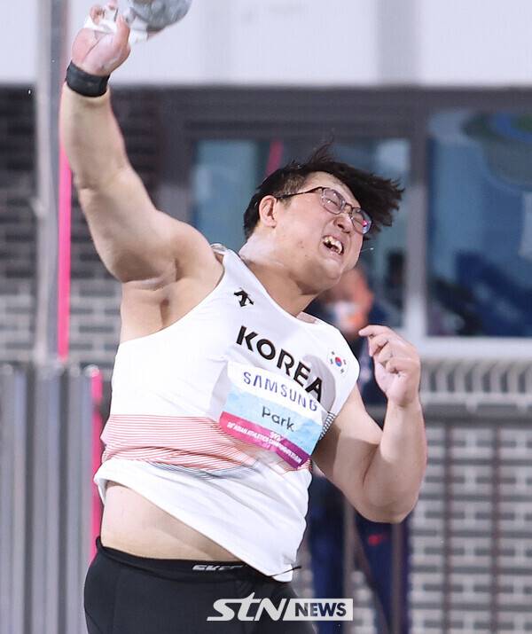 29일 경북 구미시민운동장에서 열린 '2025 구미아시아육상선수권대회' 남자 포환에 출전한 박시훈(금오고)이 포효하고 있다. 사진┃강명호 기자