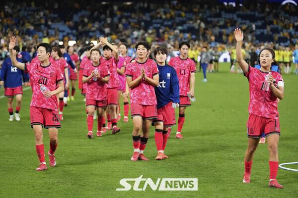 한국 여자 축구 대표 선수들이 4일(현지 시간) 호주 시드니의 알리안츠 스타디움에서 열린 호주와의 친선 경기를 마친 후 팬들에게 인사하고 있다. 사진┃뉴시스/AP