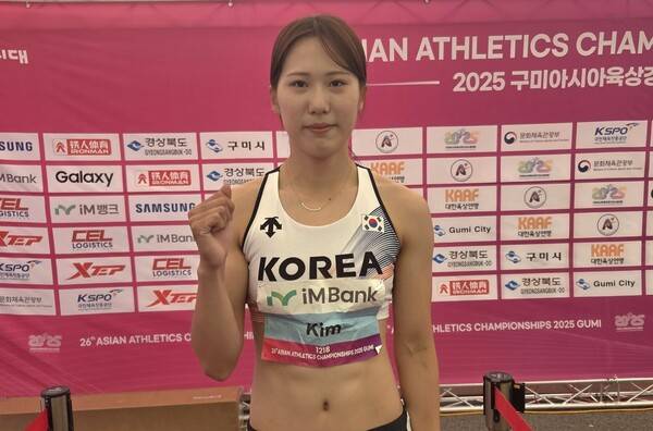 경북 구미시민운동장에서 열린 '2025 구미아시아육상선수권대회' 여자 200m 예선을 마치고 익스트 존에서 인터뷰 중인 김다은(가편군청). 사진┃서형우 기자