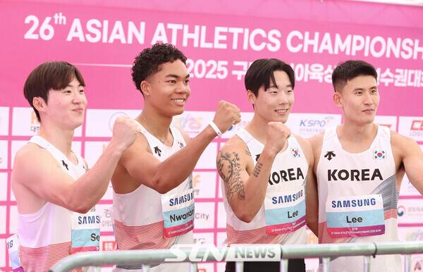 30일 경북 구미시민운동장에서 열린 '2025 구미아시아육상선수권대회'에 출전한 서민준(서천군청), 나마디 조엘진(예천군청), 이재성(광주시청), 이준혁(국군체육부대)의 남자 계주 400m 대표팀이 주먹을 불끈 쥐며 파이팅을 외치고 있다. 사진┃강명호 기자