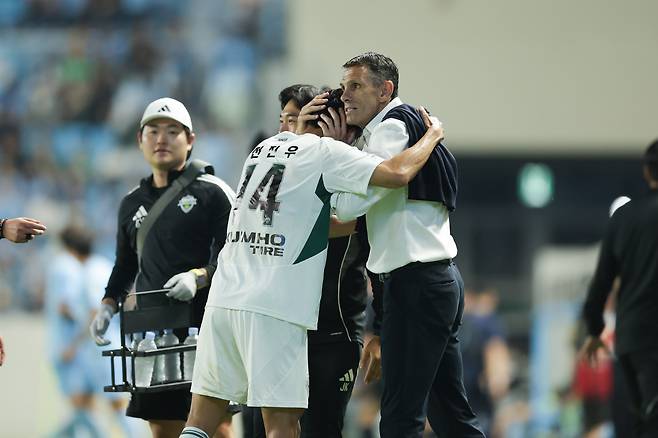 대구iM뱅크파크/ K리그1/ 대구FC vs 전북현대모터스/ 전북 전진우 득점, 거스 포옛 감독/ 포옹/ 골 세레머니/ 사진 김정수