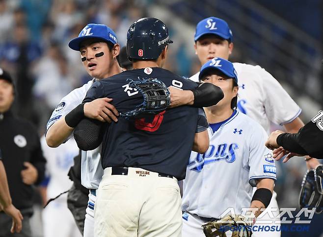 외야로 돌아가던 구자욱이 어느새 달려와 전준우를 막아섰다