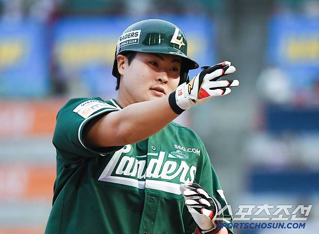 24일 인천 SSG랜더스필드에서 열린 LG-SSG전. 6회말 무사 고명준이 솔로포를 친 후 환호하고 있다. 인천=정재근 기자 cjg@sportschosun.com/2025.5.24/