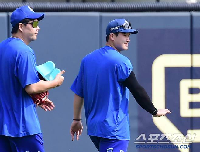 30일 잠실구장에서 열리는 KBO리그 LG와 삼성의 경기. 동료들과 함께 몸을 풀고 있는 삼성 최원태. 잠실=송정헌 기자songs@sportschosun.com/2025.05.30/
