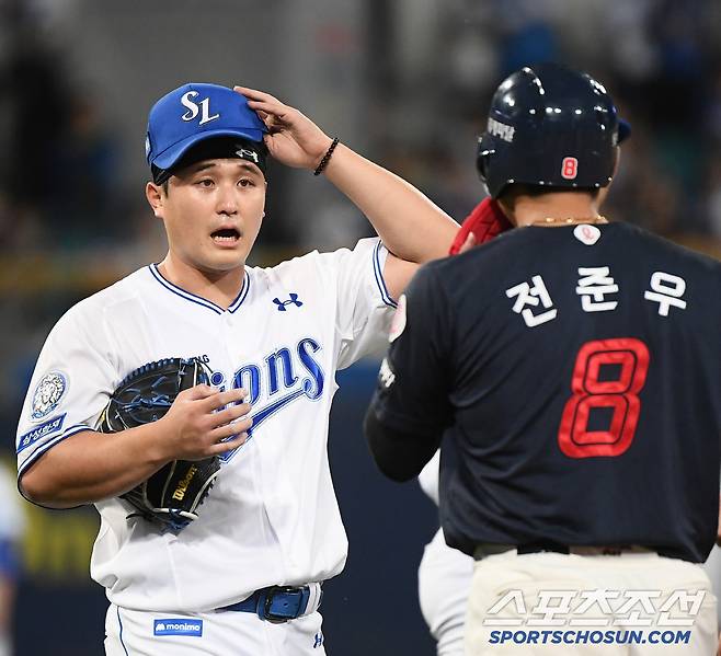 1루 베이스로 다가가 전준우에게 사과하는 최원태. 대구=정재근 기자 cjg@sportschosun.com/2025.5.29/