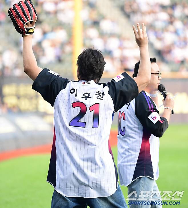 이우찬 유니폼 입고 나타난 구성환.