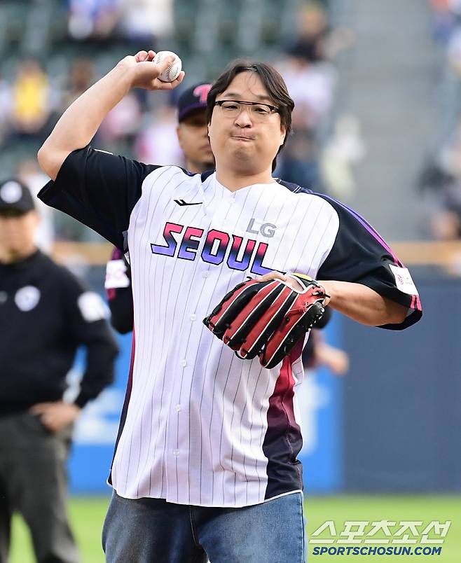 힘차게 시구하는 구성환.