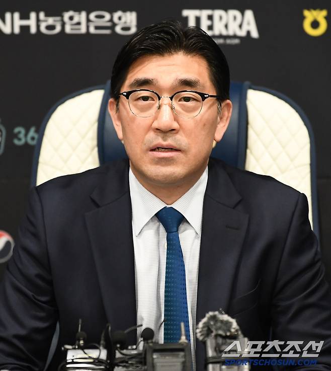 NC 다이노스 이진만 대표이사가 30일 창원 NC파크에서 재개장 관련 구단 입장 및 향후 대처에 대해 공식 브리핑을 진행하고 있다. 창원=정재근 기자 cjg@sportschosun.com/2025.5.30/
