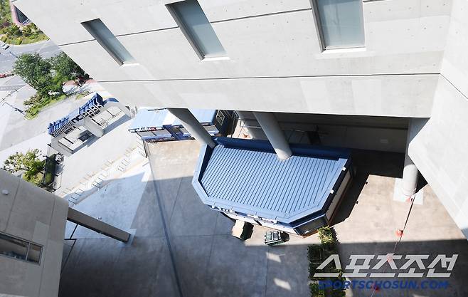 관중 사망 사고로 폐쇄됐던 창원 NC파크가 30일 다시 개장한다. 경기장 외벽의 루버가 철거된 모습. 창원=정재근 기자 cjg@sportschosun.com/2025.5.30/