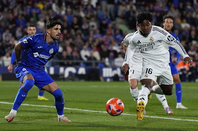 Getafe's Juan Berrocal, left, and Real Madrid's Endrick challenge for the ball during a Spanish La Liga soccer match between Getafe and Real Madrid at the Coliseum Alfonso Perez stadium in Getafe, Spain, Wednesday, April 23, 2025. (AP Photo/Manu Fernandez) <저작권자(c) 연합뉴스, 무단 전재-재배포, AI 학습 및 활용 금지>