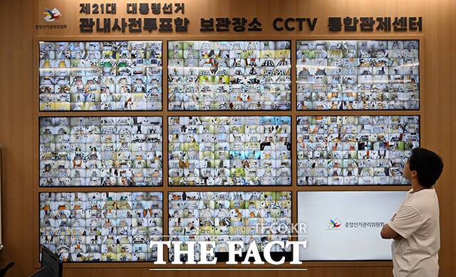 제21대 대통령선거 사전투표 이틀째인 30일 오전 경기 과천시 중앙선거관리위원회 선거종합상황실의 관계자가 관내사전투표함 보관장소 CCTV 통합관제 상황을 모니터링 하고 있다. /임영무 기자