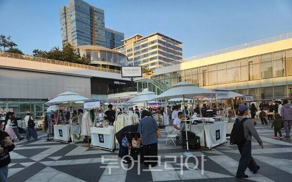 국립대학법인 인천대학교가 지난 5월 16일부터 18일까지 송도 트리플스트리트 '송도시장 플리마켓'에서 인천 신사업창업사관학교 졸업기업 8개사의 플리마켓 행사가 열리고 있다.