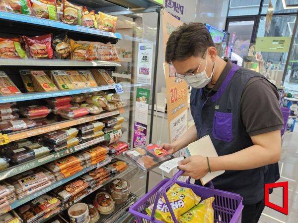 서울 강남구 삼성동 CU BGF사옥점에서 고객이 퀵커머스로 주문한 도시락을 살펴보고 있다. BGF리테일 제공