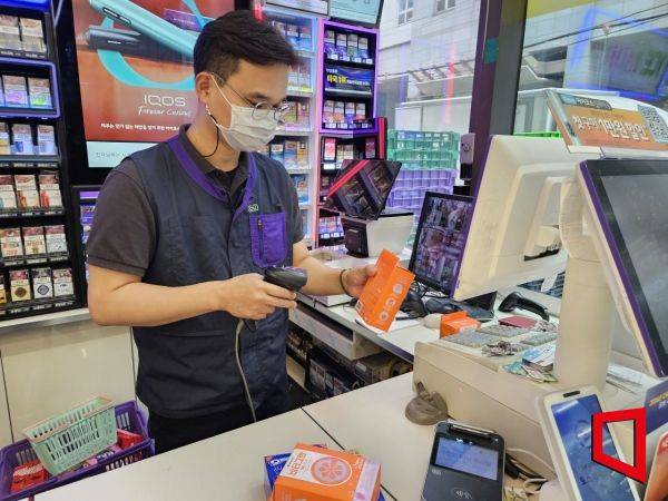 서울 강남구 삼성동 CU BGF사옥점에서 고객이 퀵커머스로 주문한 상품을 바코드로 확인하고 있다. BGF리테일 제공