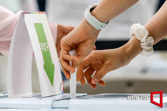 제21대 대통령선거 사전투표 마지막 날인 30일 연세대학교와 이화여자대학교 인근에 설치된 서울 서대문구 신촌동 사전투표소를 찾은 유권자가 투표를 하고 있다. 신촌동 사전투표소는 전날 관외 사전투표자가 본인 확인을 마치고 투표용지를 수령한 뒤 기표 대기 줄이 투표소 밖까지 이어지는 사례가 발생했다. 2025.5.30. 강진형 기자