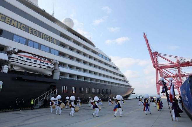 30일 포항 영일만항에서 씨닉 이클립스Ⅱ의 입항을 환영하고 있다. 포항시 제공