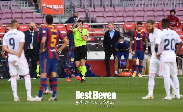 바르셀로나와 레알 마드리드의 엘클라시코 경기 중, 주심이 VAR을 거쳐 페널티킥을 선언하는 순간&nbsp;(사진=Getty Images)
