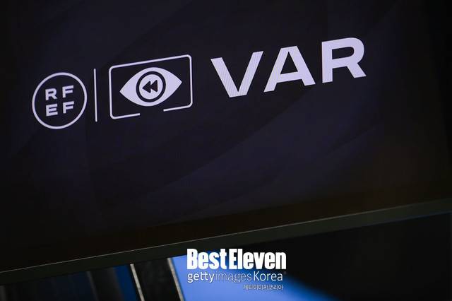 'VAR' 글자가 선명히 보이는 스크린&nbsp;(사진=Getty Images)