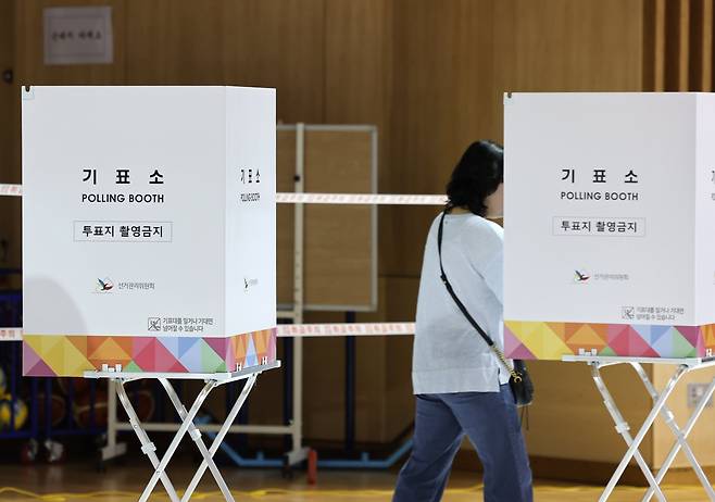 제21대 대통령선거 사전투표 둘째 날인 30일 오전 울산 울주군 국민체육센터에 마련된 범서읍 사전투표소에서 유권자들이 투표에 참여하고 있다. 사진과 기사는 관련 없음./연합뉴스