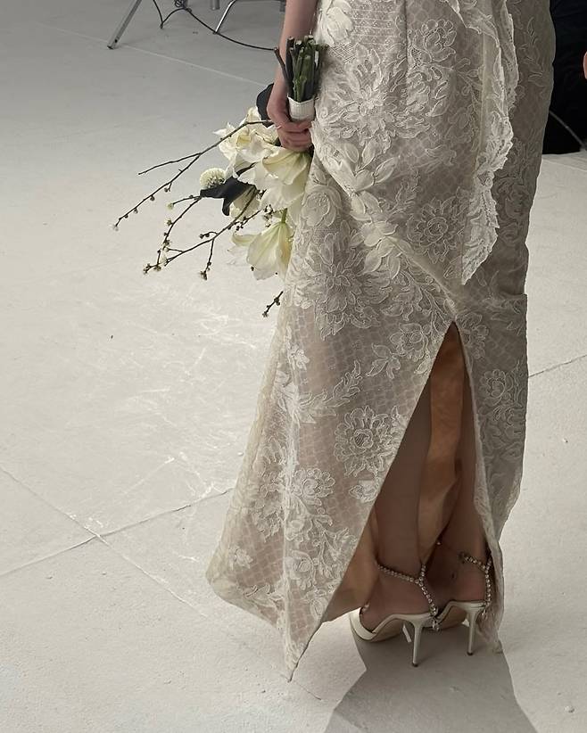 오월의 신부가 된 모델 아이린의 웨딩 슈즈. 지미추 브라이덜 컬렉션이다. @ireneisgood