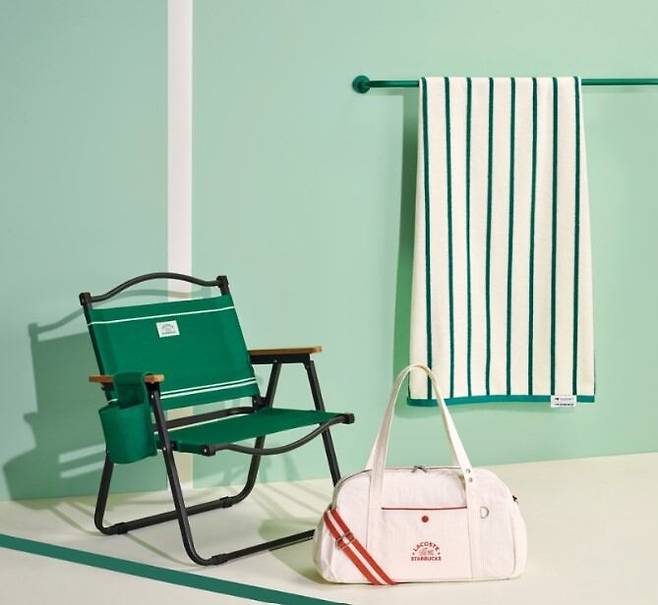 스타벅스 코리아가 프랑스 패션 스포츠 브랜드 ‘라코스테(LACOSTE)’ 와 협업해 지난 22일부터 7월 20일까지 약 두 달간 고객 사은 행사인 2025 여름 e-프리퀀시를 진행한다. /스타벅스
