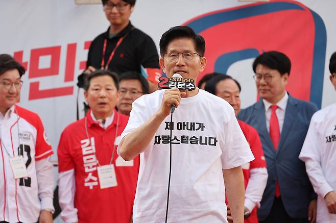 국민의힘 김문수 대선 후보가 30일 강원 원주시 문화의거리에서 유세를 하고 있다. /연합뉴스