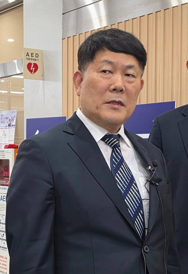 김정규 타이어뱅크 회장이 5월 21일 대전고법에서 열린 탈세 혐의 등의 항소심 결심 공판에 참석한 뒤 취재진 앞에 섰다. /연합뉴스