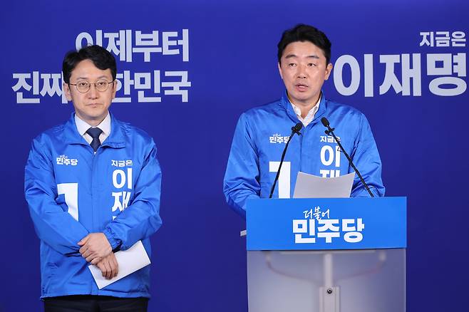 강훈식 더불어민주당 선대위 상황실장(오른쪽), 천준호 전략본부장이 30일 서울 여의도 중앙당사에서 기자간담회를 하고 있다. /뉴스1