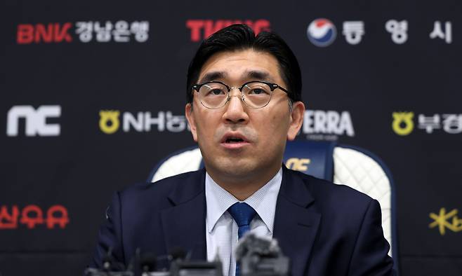 NC다이노스 이진만 대표가 30일 오후 경남 창원시 마산회원구 창원NC파크에서 야구장 재개장 등과 관련한 브리핑 하고 있다. /연합뉴스