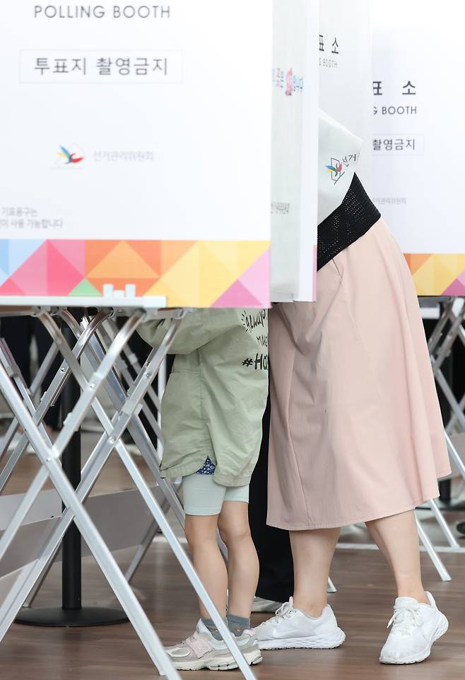 제21대 대선 사전투표 둘째 날인 30일 인천공항국제공항에서 여행객들이 투표를 하고 있다. /뉴스1