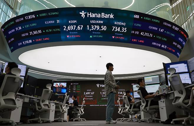 30일 오후 서울 중구 하나은행 본점 딜링룸에서 딜러들이 업무를 보고 있다. 이날 코스피지수는 전 거래일보다 22.97포인트(0.84%) 내린 2697.67로 마감했다. /연합뉴스