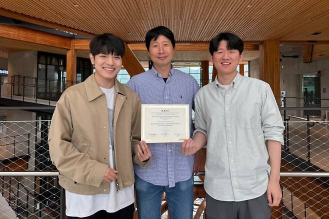 (왼쪽부터) 김강욱 서울대 컴퓨터공학부 학사과정생, 김건희 서울대 컴퓨터공학부 교수, 이세훈 서울대 컴퓨터공학부 박사과정생./서울대 공과대학