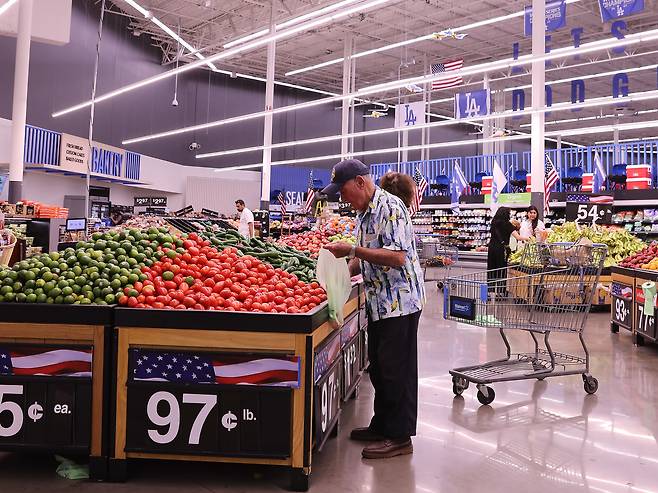 미국 로스엔젤레스(LA)의 한 월마트 매장에서 손님이 과일을 고르고 있다. /연합뉴스