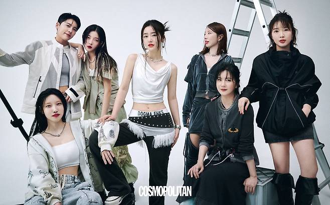 (왼쪽 위부터, 미랑) 화이트 재킷, 팬츠 모두 CARNET ARCHIVE. 톱 LOADINGROOM. 이어링 스타일리스트 소장품. (한결) 베스트 CHARLIE CONSTANTINOU. 팬츠 CHARLIE CONSTANTINOU. 링 BY THE NAME OF. 네클리스 4FEX. 이너 톱, 슈즈, 모두 스타일리스트 소장품. (다교) 화이트 톱, 블랙 팬츠 모두 DOHYE YUN. 레이어링 팬츠 DOGMA EHKS. 스니커즈 CONVERSE. 링 UILJEWERLY. 네클리스 BY THE NAME OF. 이어링 4FEX. 팔찌 스타일리스트 소장품. (민우) 후드 집업, 팬츠 모두 SRVC BY SAMPLAS. 네클리스 VIVIENNE WESTWOOD. 화이트 톱, 이어링 모두 스타일리스트 소장품. (진아) 블랙 톱 LIZA KEANE. 블랙 스커트 DIESEL. 부츠 SHOE BY CHOI. 이어링 BY THE NAME OF. 링 ANON JEWERLY. 네클리스 스타일리스트 소장품. (희영) 후드 집업 BALENCIAGA. 데님 팬츠 MASION MIHARA YASUHIRO. 네클리스 VIVIENNE WESTWOOD. 화이트 톱 스타일리스트 소장품. (서연) 톱, 스커트 모두 VIVIENNE WESTWOOD. 목걸이 BLESSED BULLET. 데님 부츠, 링 스타일리스트 소장품.