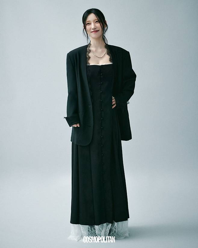 블랙 재킷, 원피스 모두 EENK. 슈즈 HIHE. 네클리스, 링 모두 스타일리스트 소장품.