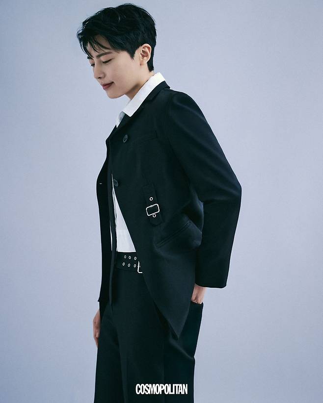 블랙 재킷, 팬츠 모두 BMUETTE. 타이 SAINT LAURENT. 화이트 셔츠 스타일리스트 소장품.