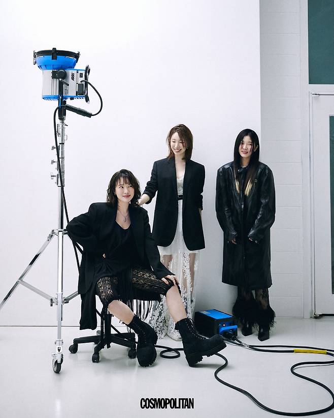 (왼쪽부터 진아) 블랙 재킷, 톱, 스커트 모두 RECTO. 팬츠 TYPESERVICE. 부츠 BALENCIAGA. 네클리스 JIWON CHOI. 이어링 ANON JEWELRY. 링 스타일리스트 소장품. (민우) 블랙 재킷 CELINE. 원피스 L'EAU ET. 부츠 NEW ROCK. 이어링 JIWON CHOI. 브레이슬릿 스타일리스트 소장품. (한결) 레더 재킷 LESUGIATLER. 블랙 톱 MERENS. 팬츠 SONGE CREUX. 목걸이 BY THE NAME OF. 슈즈 스타일리스트 소장품.