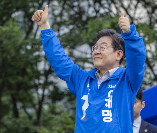 더불어민주당 이재명 대선후보가 28일 서울 왕십리역 광장에서 열린 성동구·동대문구 집중 유세에서 연설을 마친 뒤 엄지를 들어 보여 시민들에게 인사하고 있다. 연합뉴스