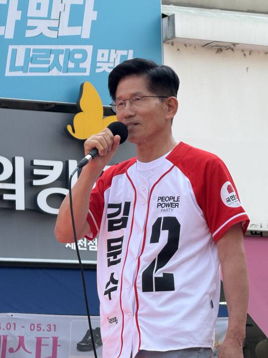 김문수 국민의힘 대통령 후보가 30일 보수성향이 강한 충북 제천을 찾아 지지를 호소하고 있다. 사진=이상진 기자