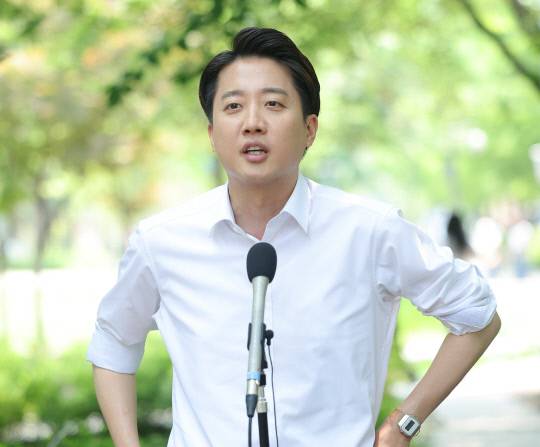 이준석 개혁신당 대선후보가 30일 서울 마포구 대흥동 경의선숲길공원을 찾아 유세를 하기 전 취재진 질문에 답하고 있다. 연합뉴스