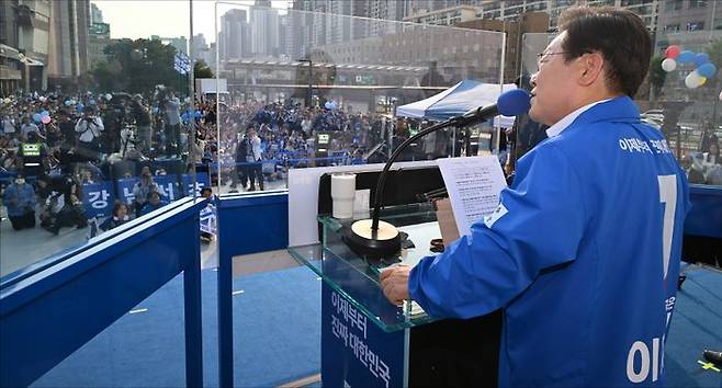 이재명 더불어민주당 대선 후보가 대선 사전투표 첫날인 29일 서울 서초구 고속터미널 광장에서 유권자들에게 지지를 호소하고 있다. ⓒ데일리안 홍금표 기자