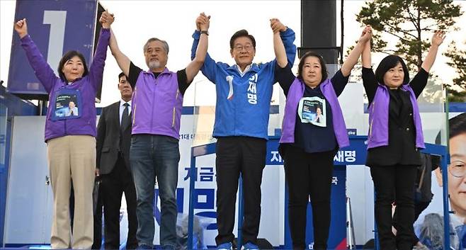 이재명 더불어민주당 대선 후보가 29일 오후 서울 관악구 관악산으뜸공원에서 열린 유세에서 이태원참사 유가족들과 함께 지지를 호소하고 있다. ⓒ데일리안 홍금표 기자