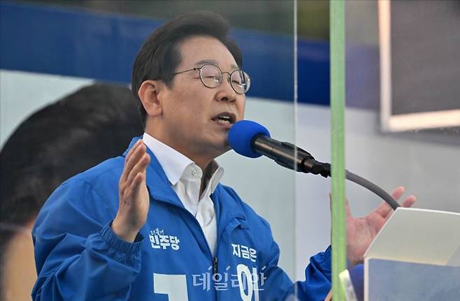 이재명 더불어민주당 대선 후보가 지난 29일 오후 서울 관악구 관악산으뜸공원에서 열린 유세에서 유권자들을 향해 지지를 호소하고 있다. ⓒ데일리안 홍금표 기자